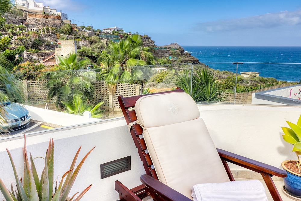 Spacious Terrace House w Ocean View 100m to the Beach