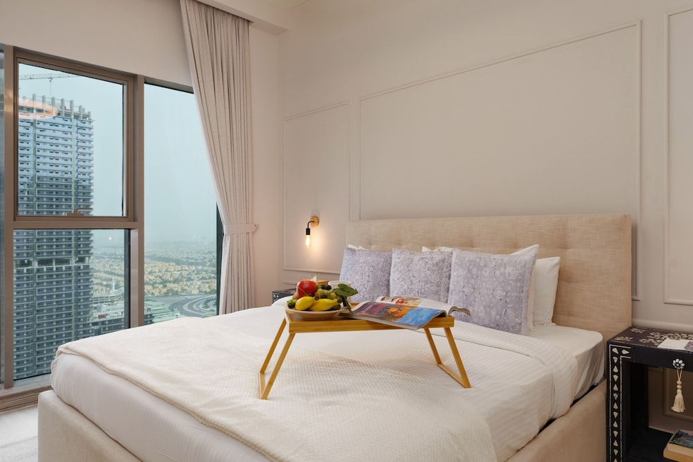 Modern Living w Premium Amenities Close to Marina