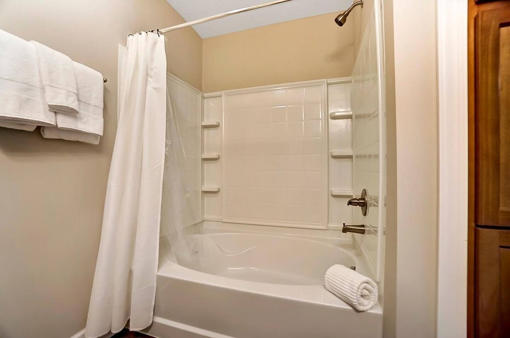 King Bed Top Floor Washer Dryer Balcony Wifi