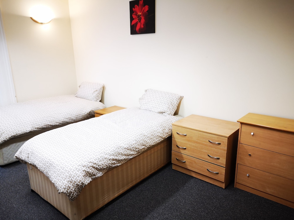 Exchequer Grange - Hostel view 3