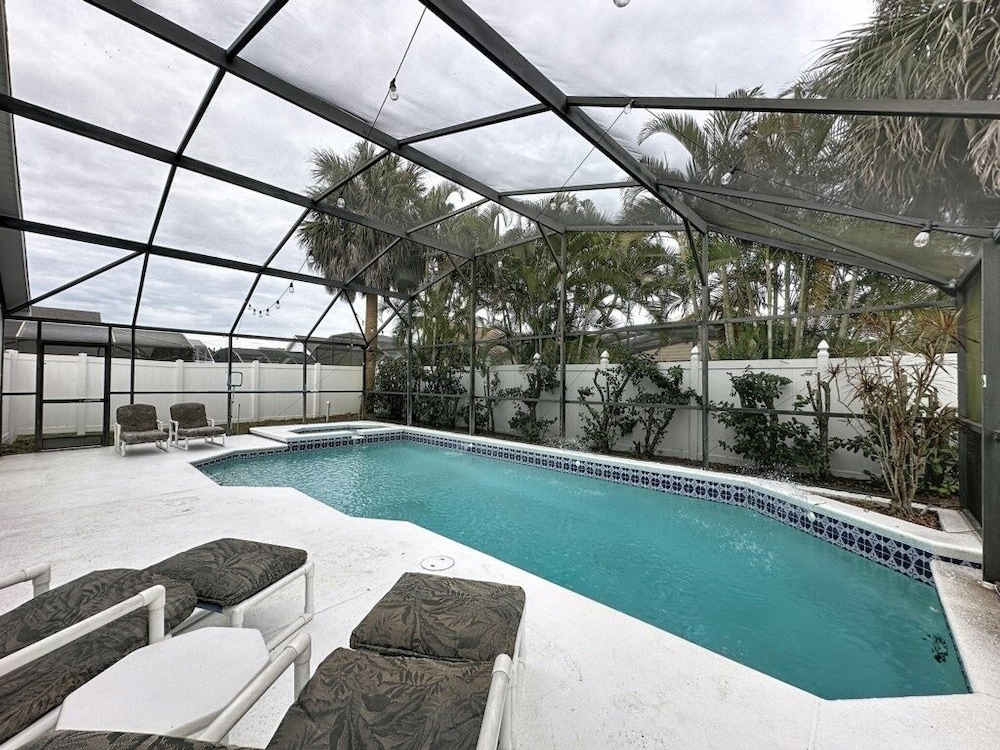 Incredible 4 Bed Pool/spa Home, Minutes To Disney 4 Bedroom Villa