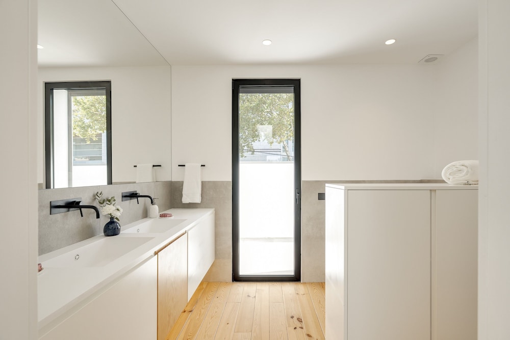 Cascais Contemporary Villa by Cadenzalux