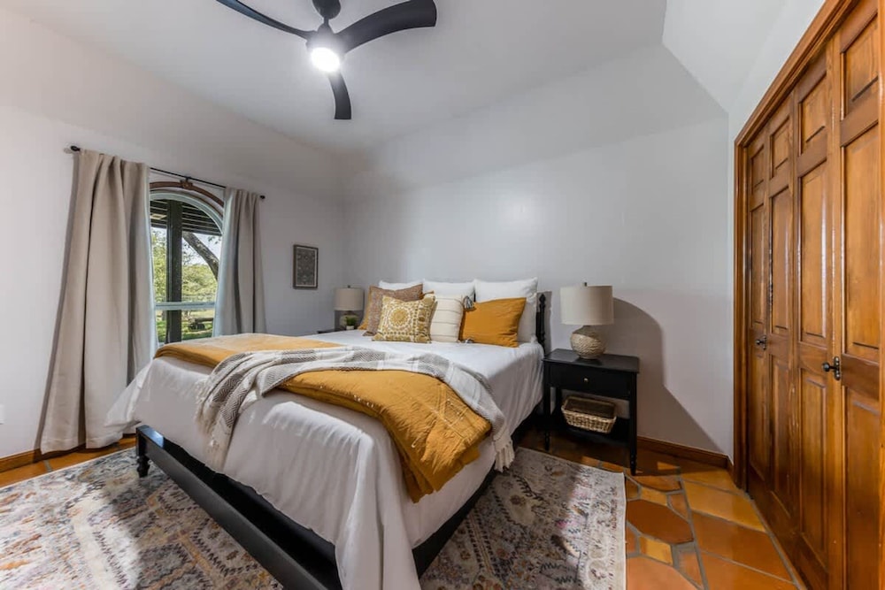 Spacious 90-acre Ranch Ideal for Families Reunions Events Sleeps 13 San Marcos River Access