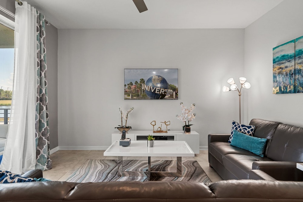 Cozy Stylish 2BR Condo Prime Storey Lake Spot