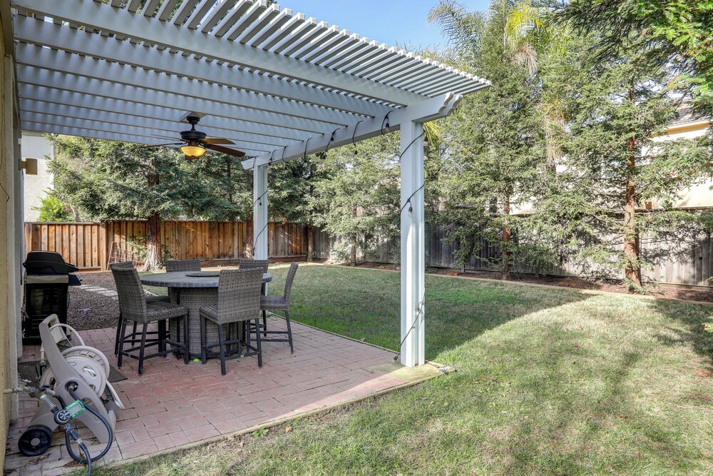4 Mi to UC Davis: Updated Family Home!