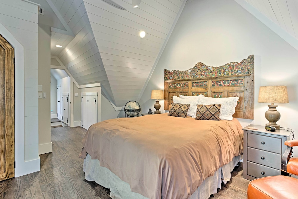 Spartanburg Vacations - Enchanting Tryon Home w/ Hot Tub  14 Mi to Tiec! - Property Image 5