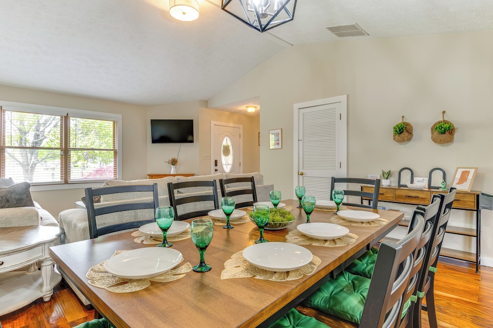 14 Mi to Dtwn Indy: Family Gem w/ Yard