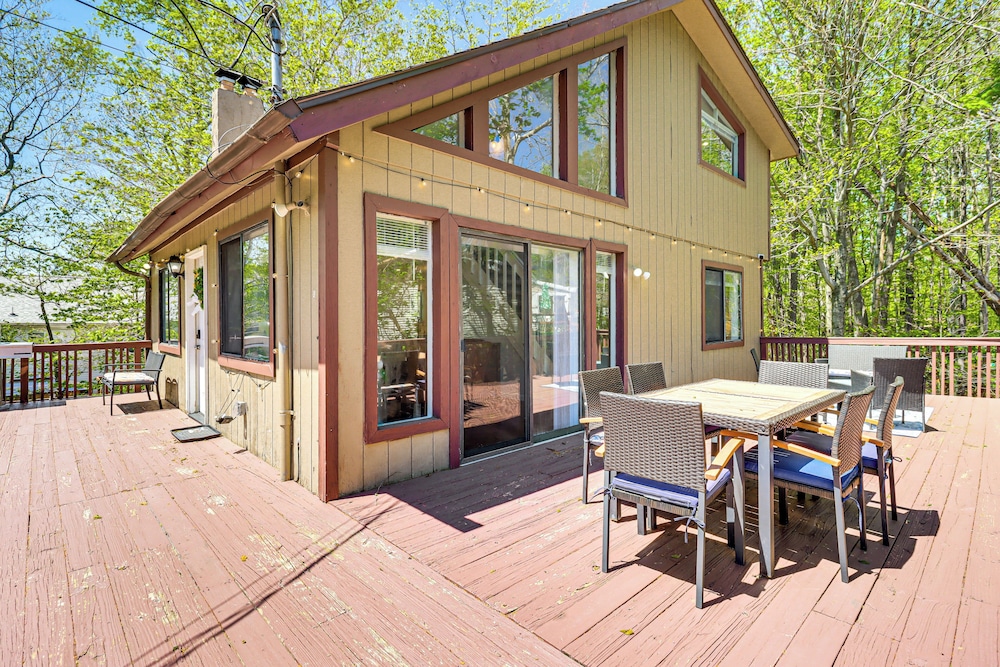 Poconos Family Home w/ Lake Access & Game Room