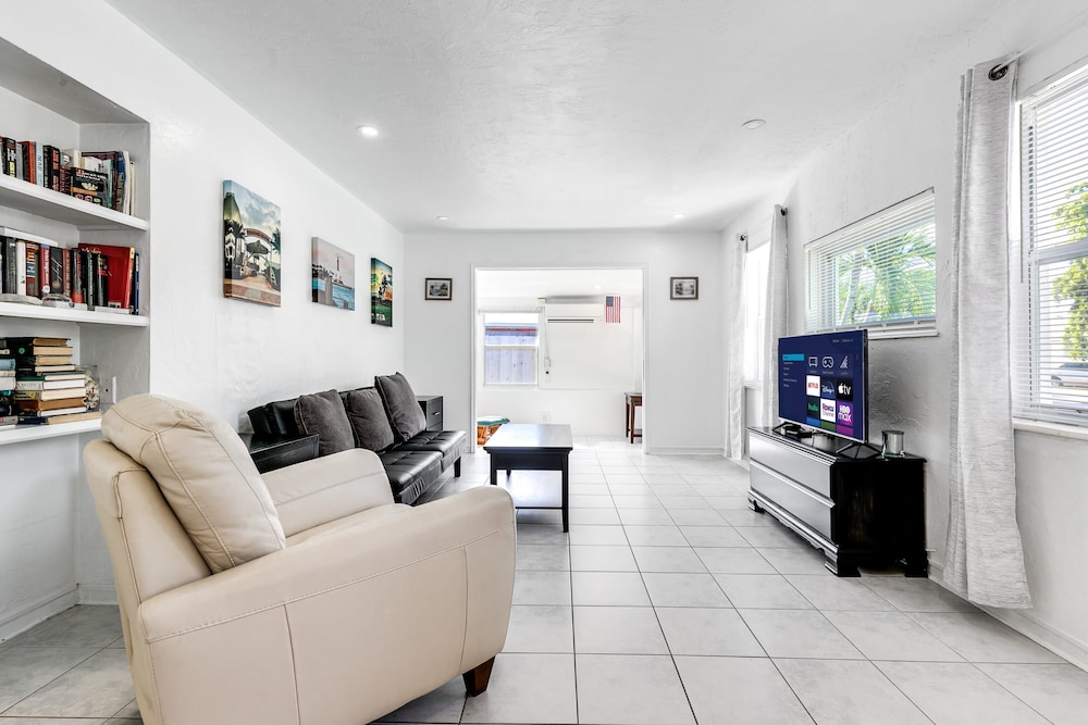 Bungalow With Large Backyard 5 min From Beach
