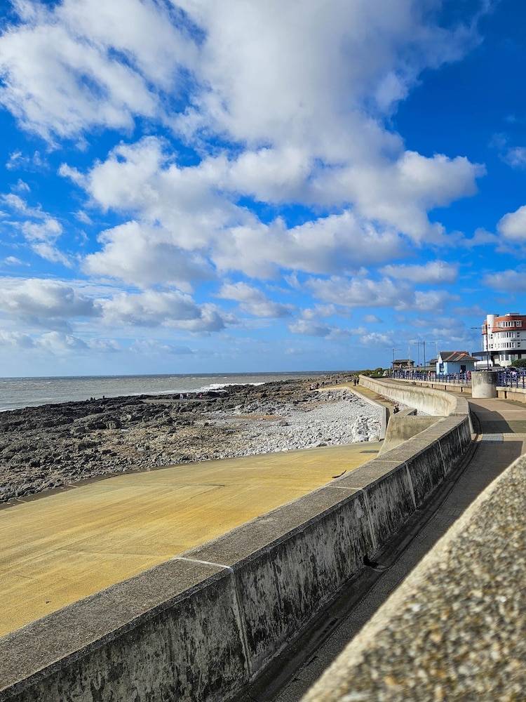 Seascape Retreat - 3 Bedroom Flat - Porthcawl