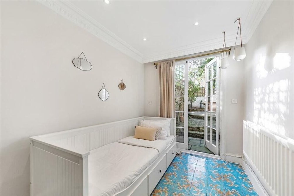 Spacious 3B House in South Kensington