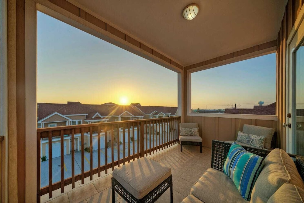 Sleeps 23, 2 Beachside Homes Resort Pool, Walk to the Beach, Balcony + Yard