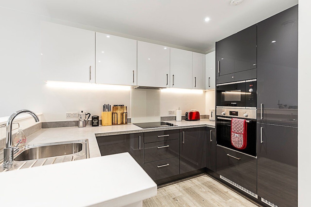 Modern 2-bed Flat With Terraces in Leyton