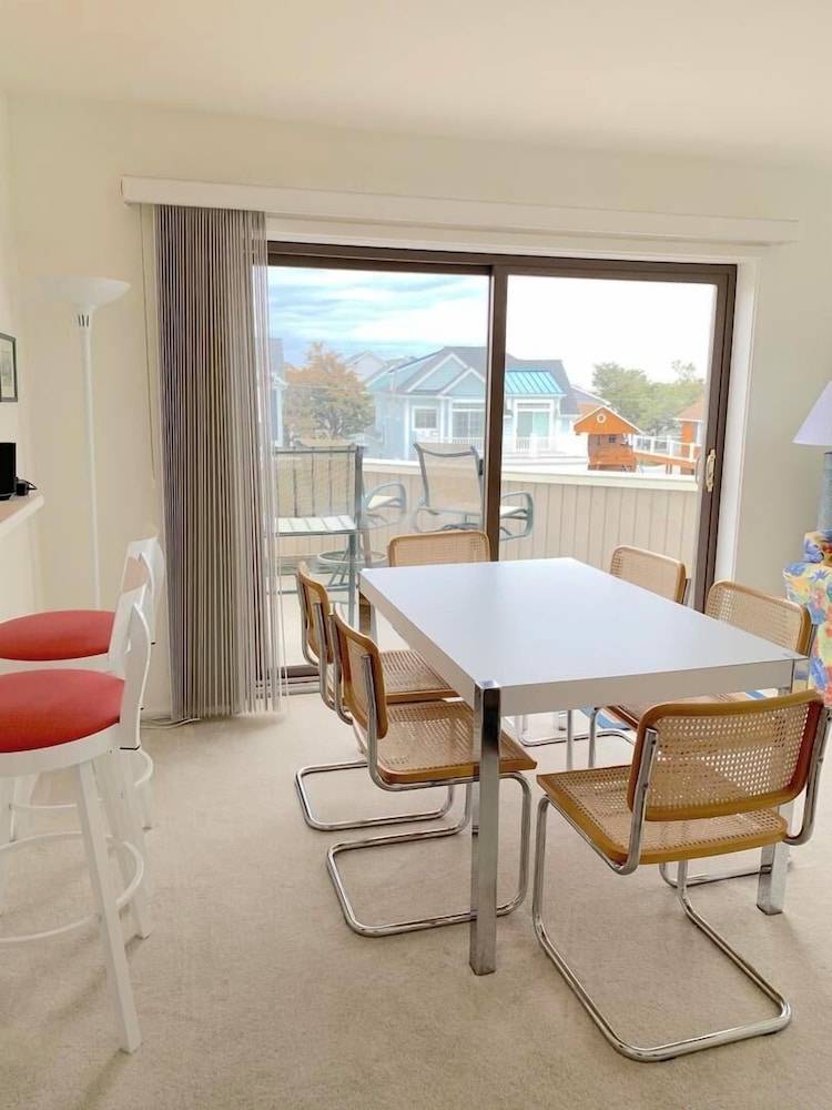 Mariners Court 201