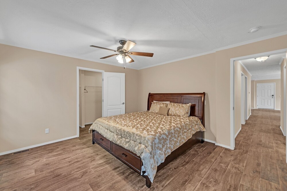 Lakeside Retreat W/ Beach Access & Kayaks 3 Bedroom Home