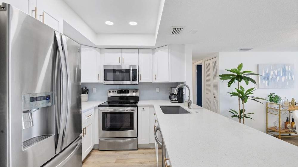 Anchorage Resort Siesta Key 2 Bedroom 6th Floor Condo Beach Access 2 Condo