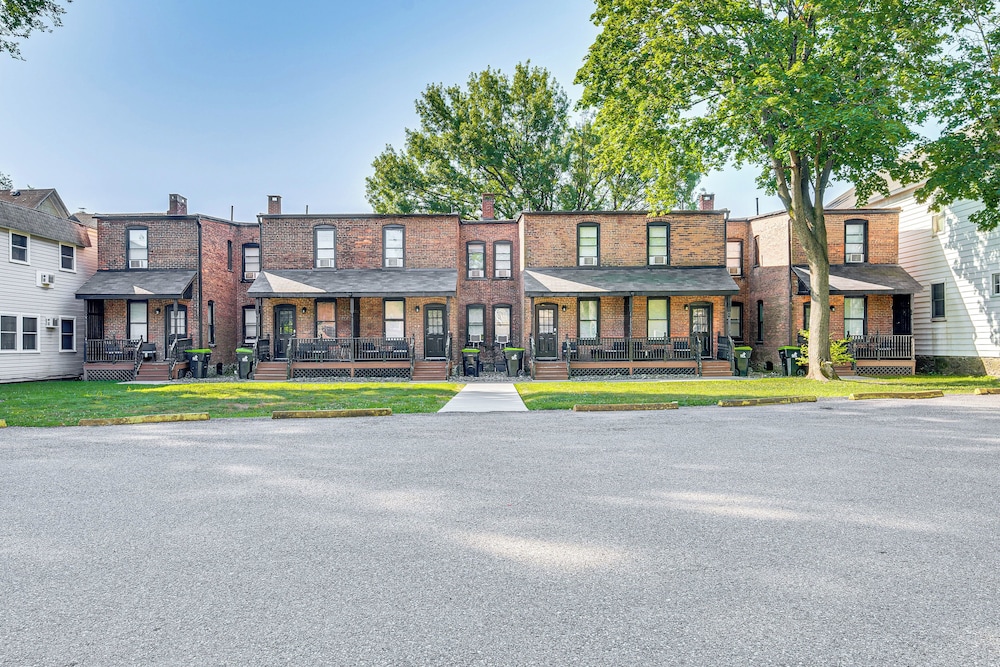 Stay & Play in Dtwn Stroudsburg: Updated Townhouse