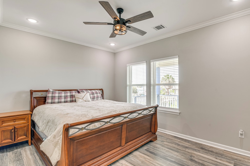 Walk to Beach: Group Getaway in Galveston!