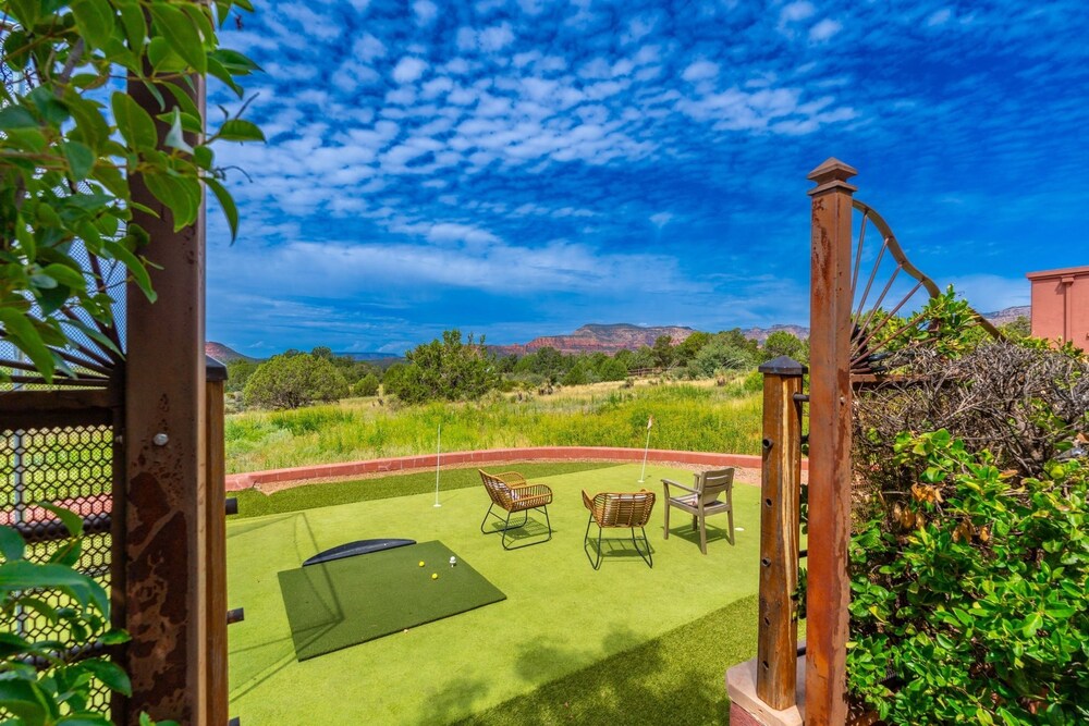 Mystic Sunset by Avantstay Thunder Mountain View Pool Driving Range Casita