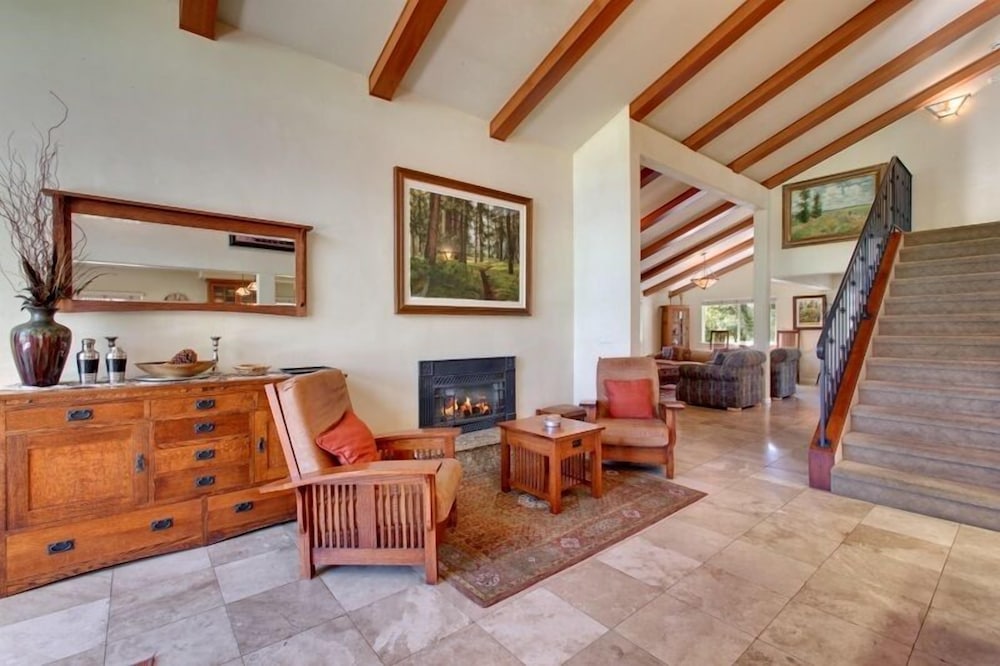 1261 Country Club Drive