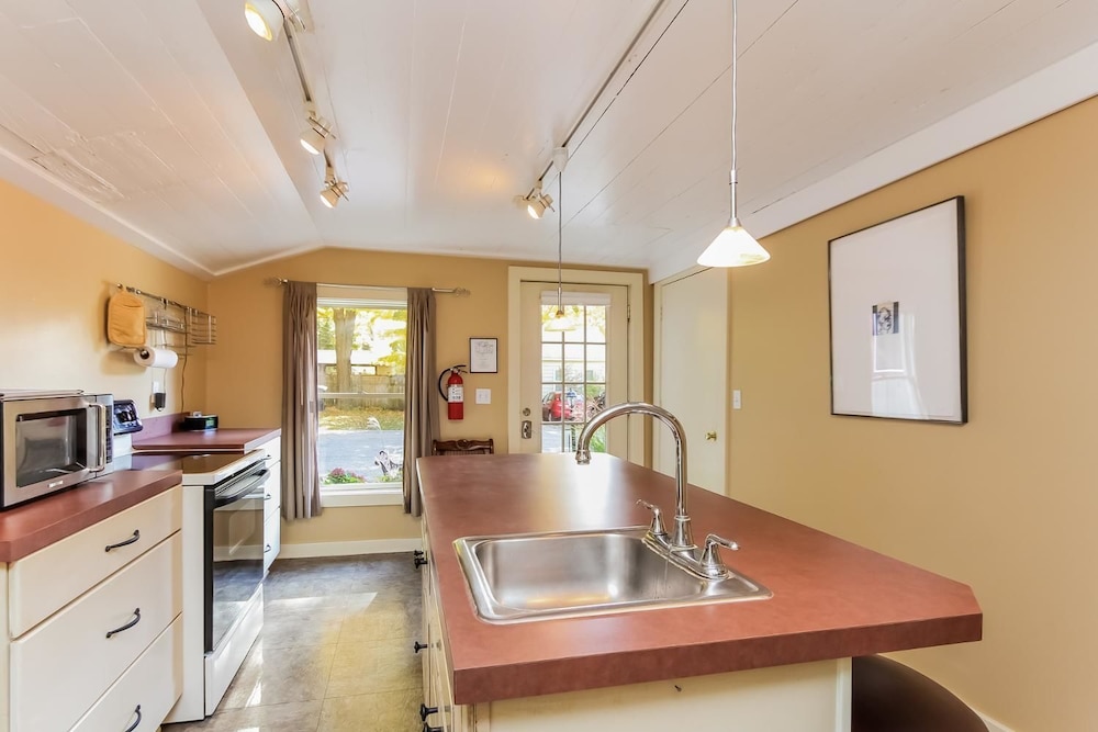 Hummingbird - One Bedroom Apartment, Sleeps 2