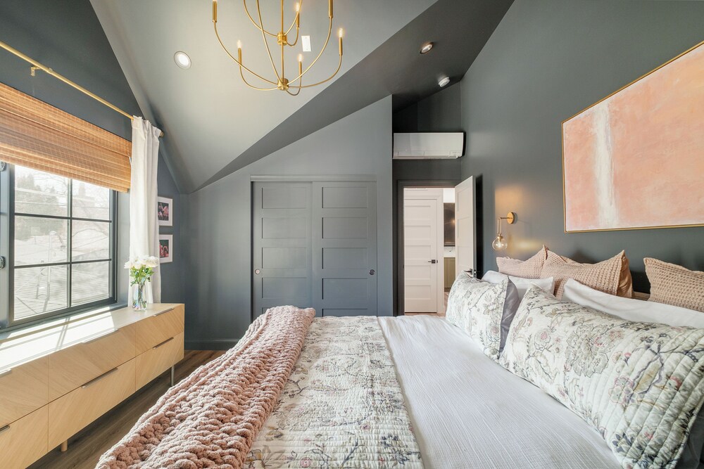 Luxe Designer Flat on Sloans Lake w/ Rooftop Deck