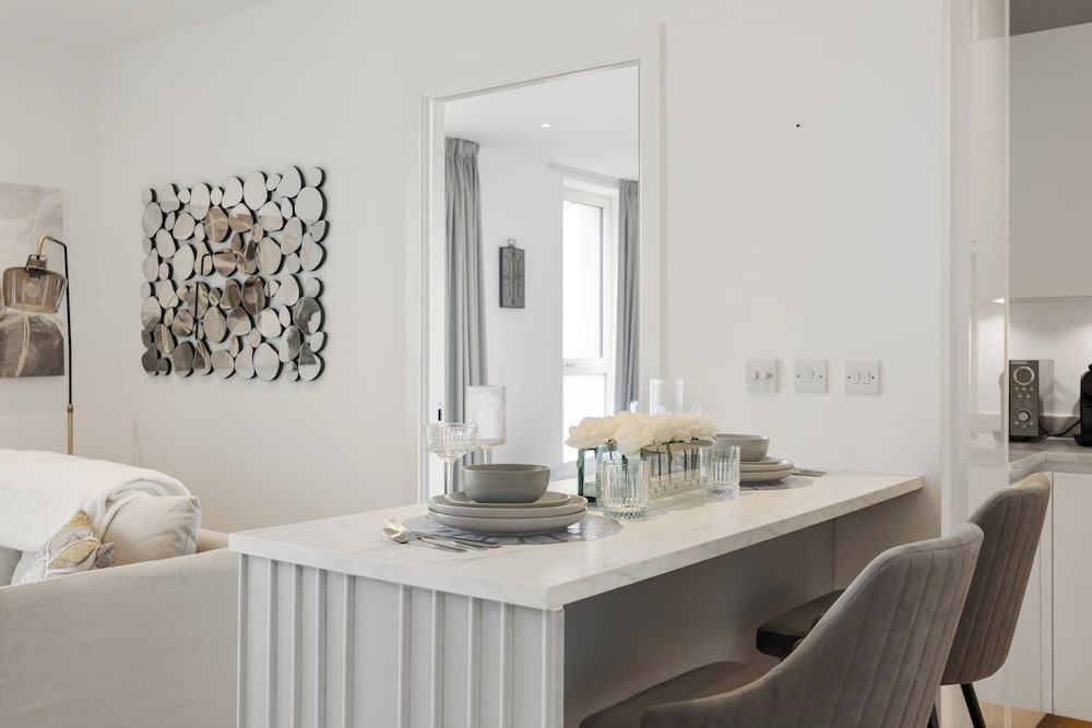 2 Bed-sleeps 4-balcony-family Friendly