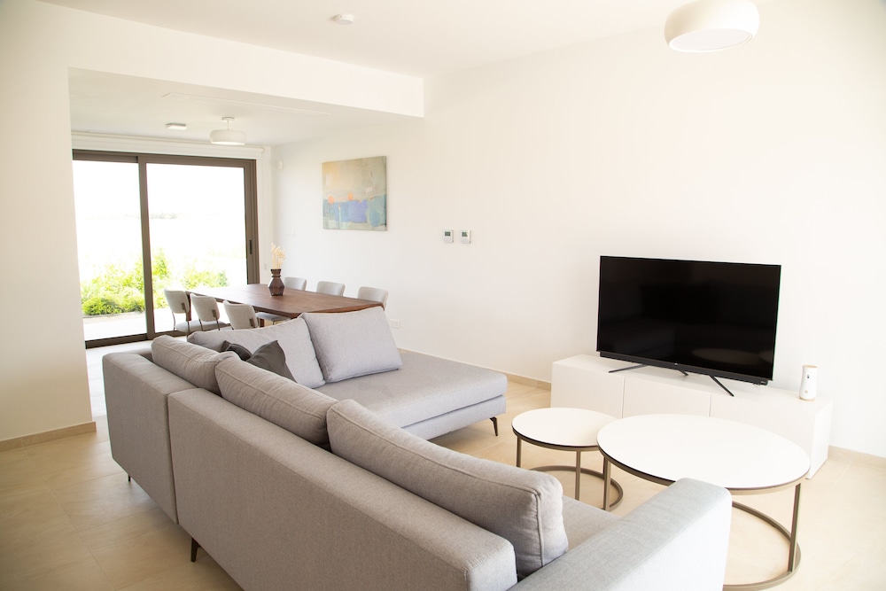 Phaedrus Living: Serenity Waves Villas No.11