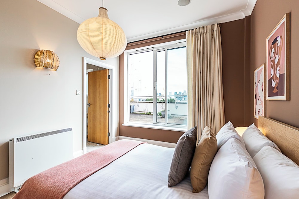 Bright and Stylish Riverside Haven in Canary Wharf