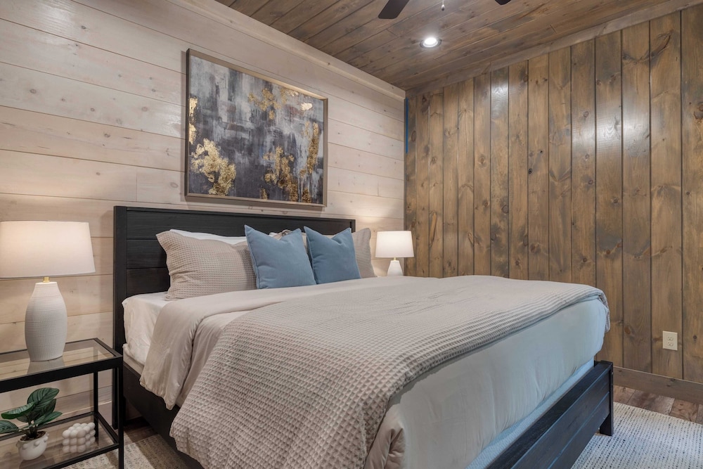 Luxe Cabin w/ Hot Tub, Views & Game Room Sleeps 10 Do Good Holler by Avantstay