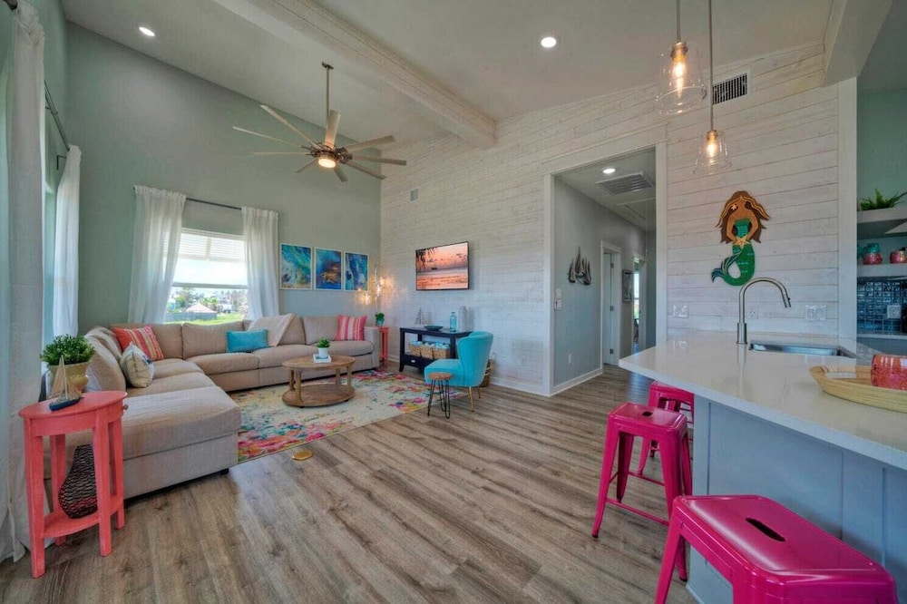 Sleeps 20 2 Modern Homes w/ Private Pool, Deck+patio 3-min Walk to the Beach