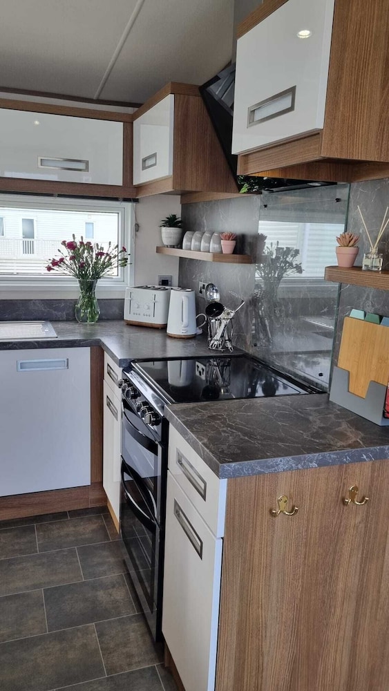 Stunning Seaside Lodge Nr New Forest 2 bed view 5