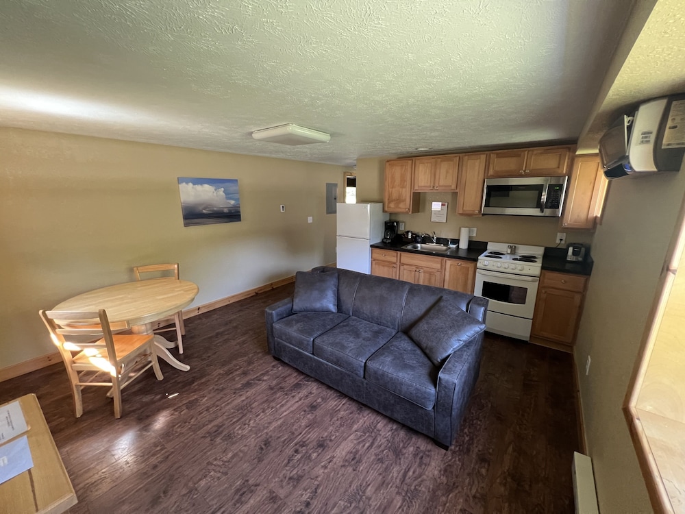 Tahquamenon Suites Lodging