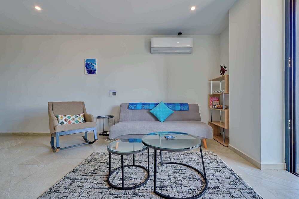 1BR Apartment - Private Balcony - Pool - Gym