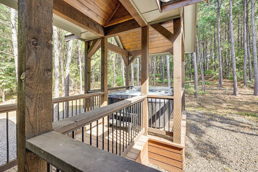 Private Hot Tub: Home 13 Mi to Broken Bow Lake