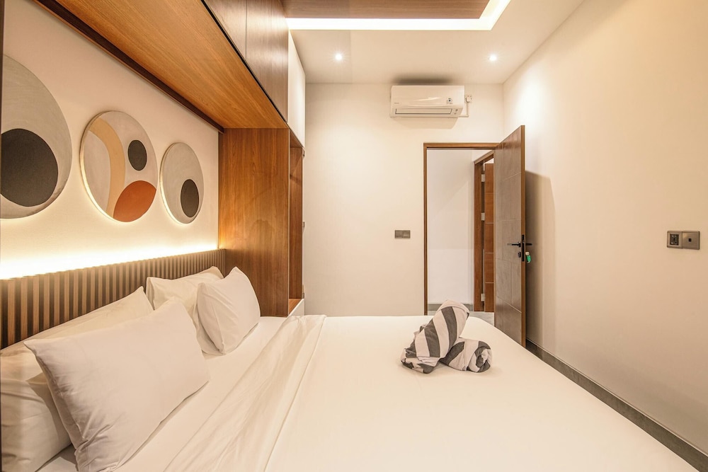 Tropical Elegance 5BR Canggu Villa Near Beach