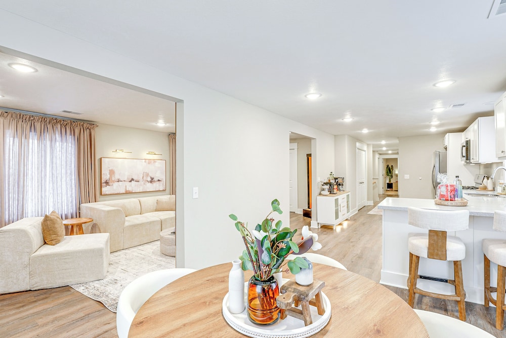 Serene & Updated Escape: 1 Mi to Heritage Landing