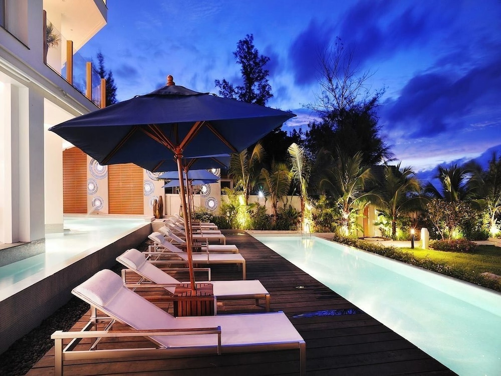 Beachfront Phuket Seaview Suites