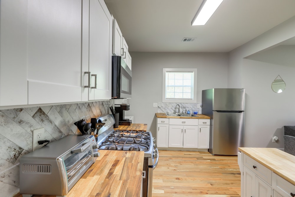 9 Mi to Dtwn Atl: Pet-friendly Apt w/ Yard