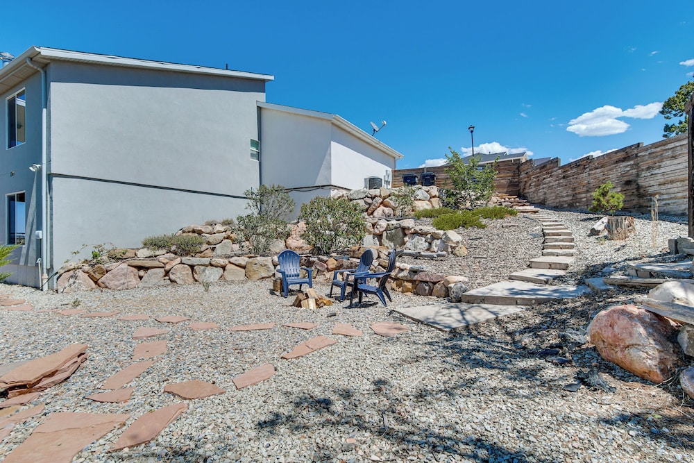 Panoramic Views: Spacious Home in Cedar City!