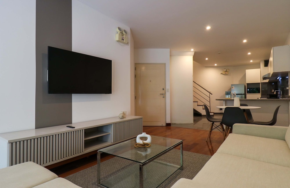 w Graceful 1BR With Balcony in Miraflores