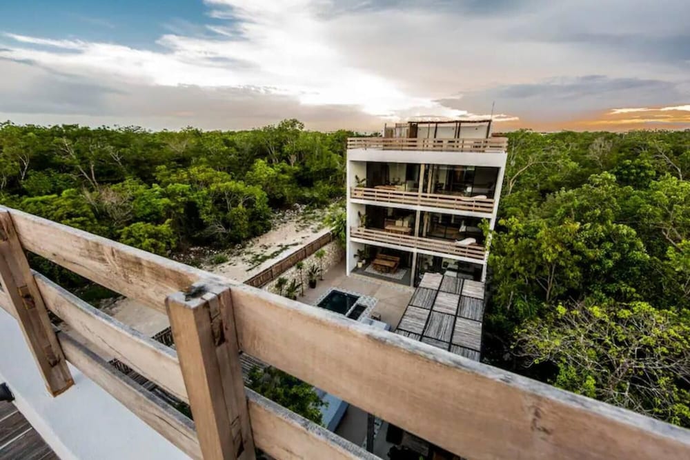 Beautifully Designed 3-br Escape Close to Downtown view 4