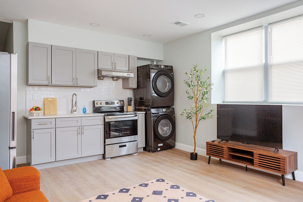 Stylish Minimalist Stay in City Center