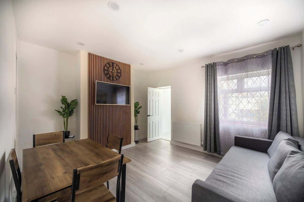 3bedroom 2 Bathroom House-free Parking 5 Beds