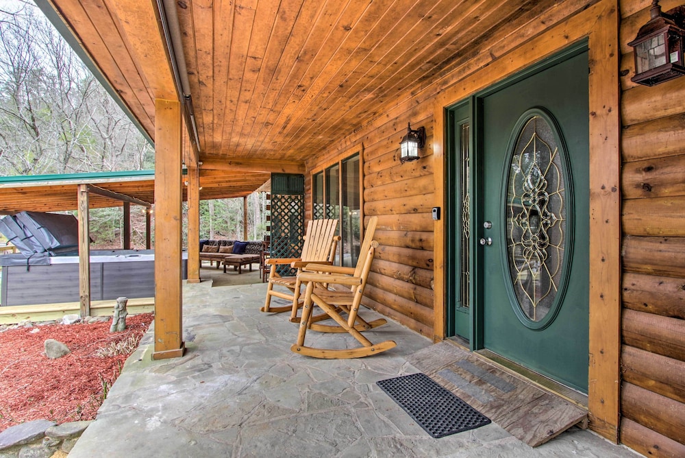 Gatlinburg Cabin: Hot Tub, Deck, Games