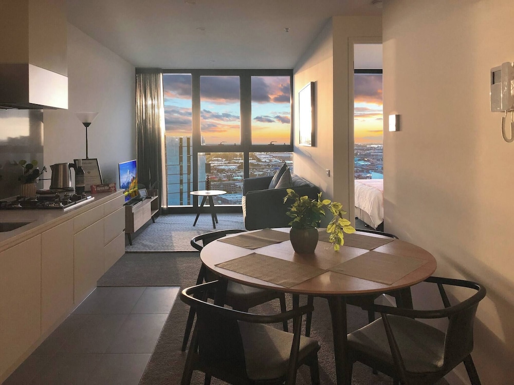 Southbank 2BR High City Views Enjoy Wine, Gym, Pool, Wifi
