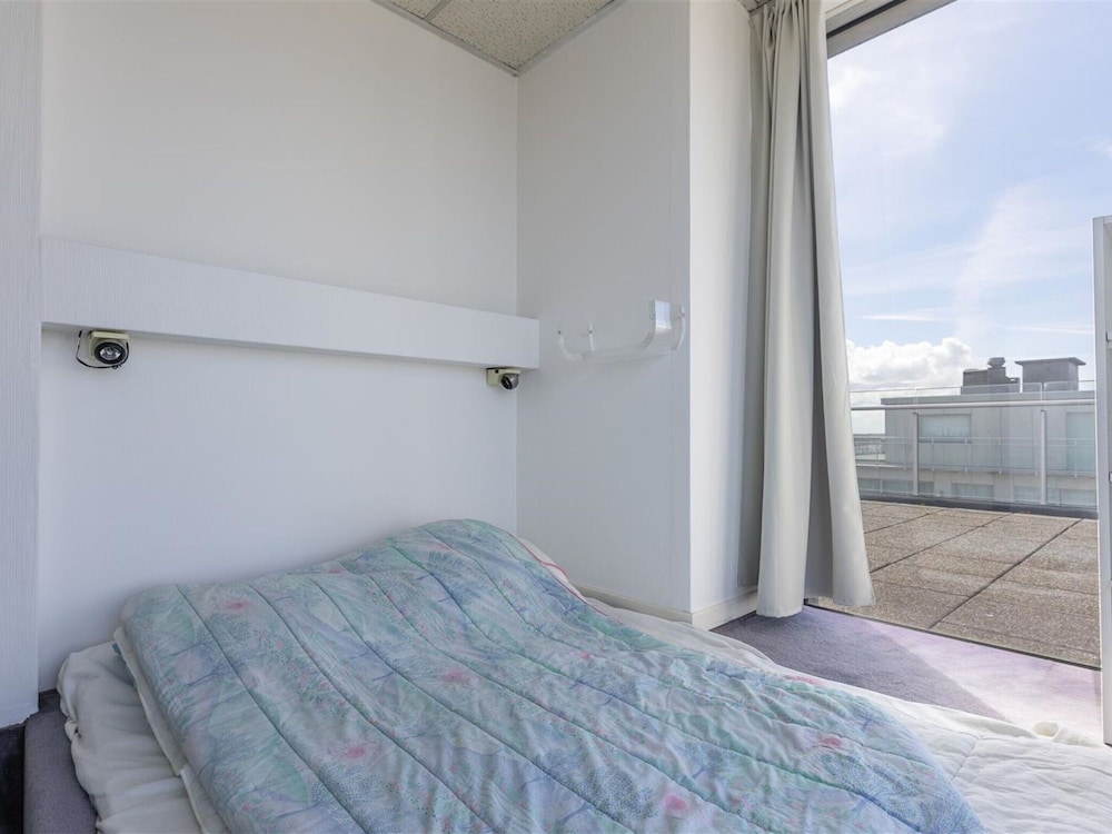 Apartment on Zeedijk With Sea Views