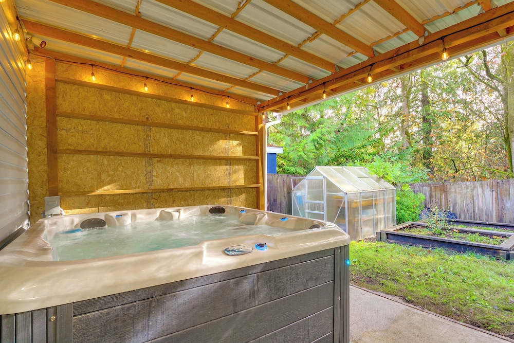 Family Retreat w/ Hot Tub & Game Room in Everett!