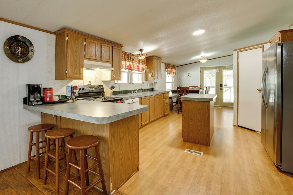 Play Games, Bike & Unwind: Cleveland Family Home!
