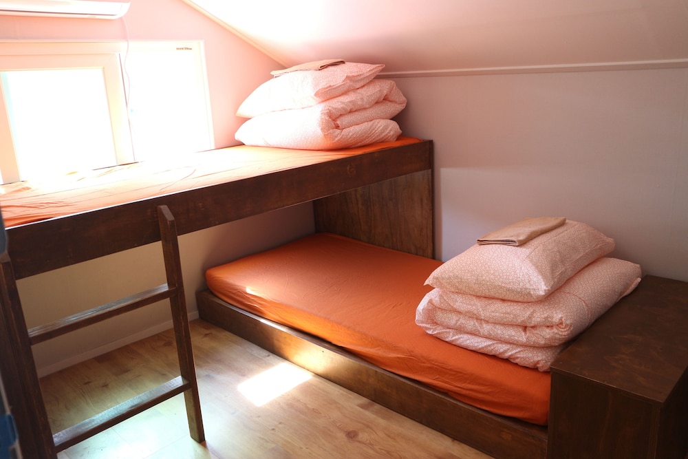 Zzzip Guest House - Hostel